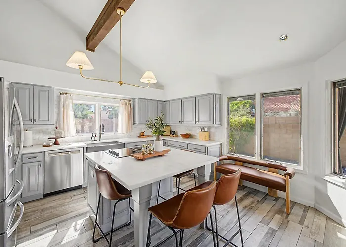 New Royal Palms Retreat With Pool & Pool Table Holiday home Tempe