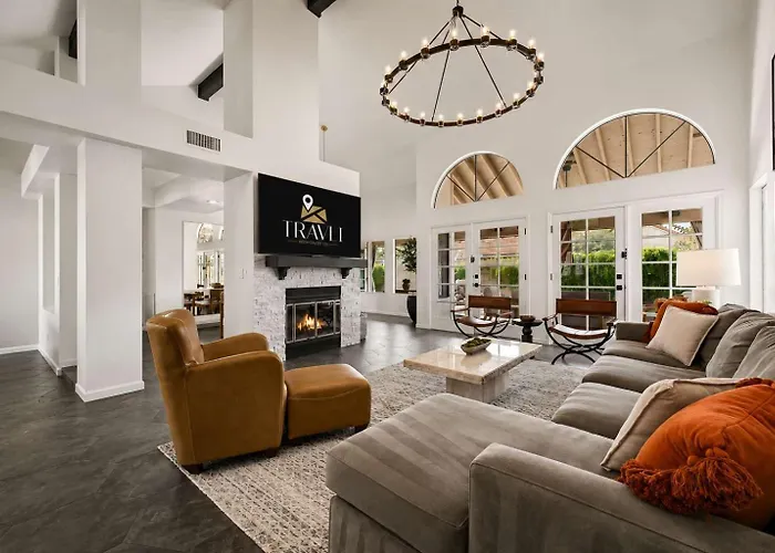 New Royal Palms Retreat With Pool & Pool Table
