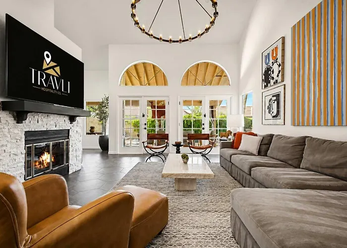 New Royal Palms Retreat With Pool & Pool Table Holiday home