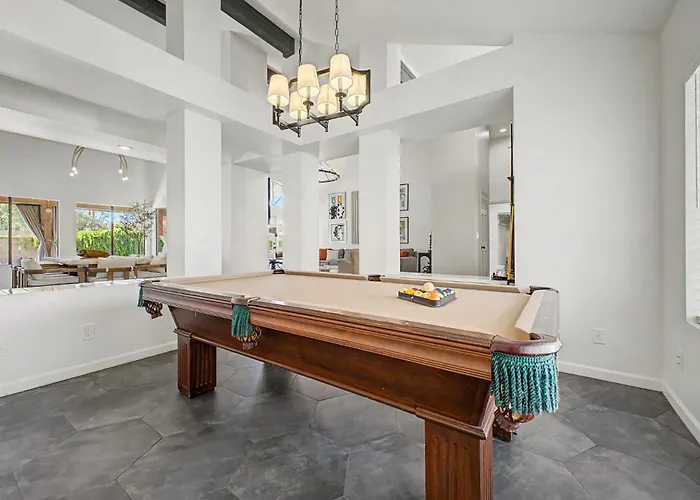 New Royal Palms Retreat With Pool & Pool Table Holiday home