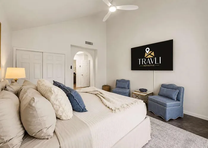 New Royal Palms Retreat With Pool & Pool Table Holiday home
