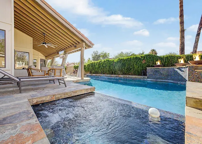 New Royal Palms Retreat With Pool & Pool Table Holiday home